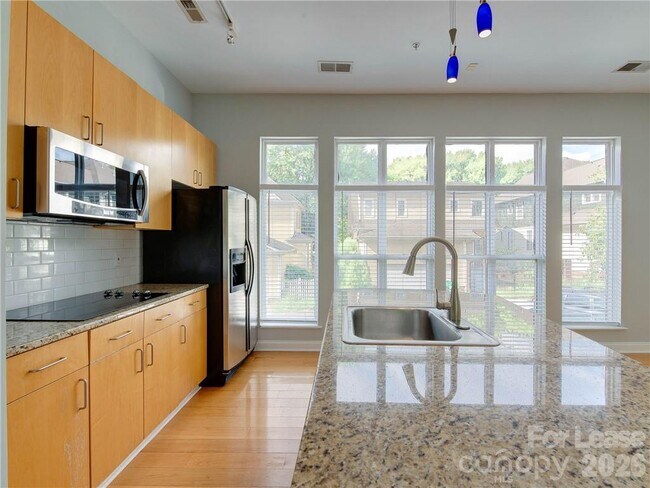 Building Photo - 927 Garden District Dr