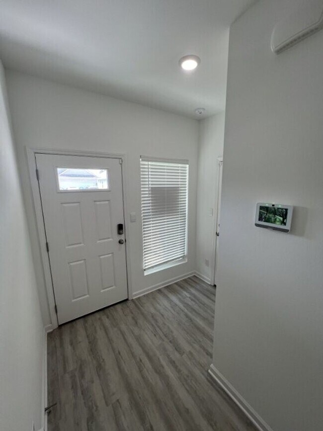 Building Photo - Charming 3 Bed, 2 Bath Home in Prime Locat...