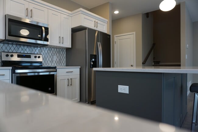 Stunning kitchen with quartz counter tops. - 3811 Stacy Dr