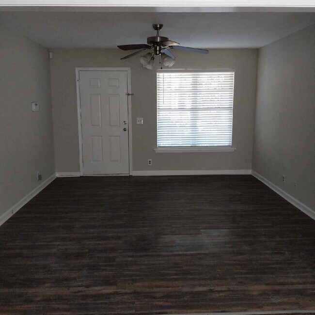 Foto del edificio - 1111 Geneil Ln
