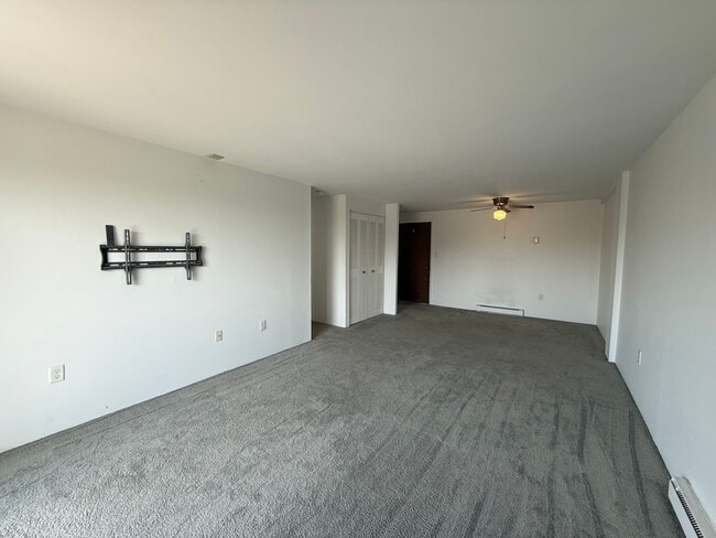 Building Photo - Downtown One Bedroom Apartment - Most Util...