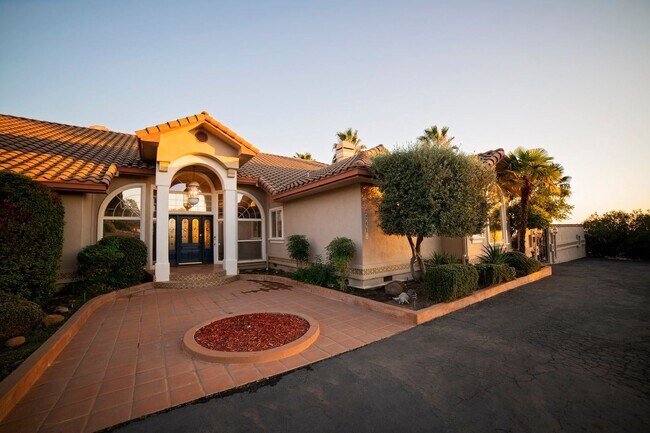 Building Photo - 4 br, 3 bath House - 22411 Lakeview Height...