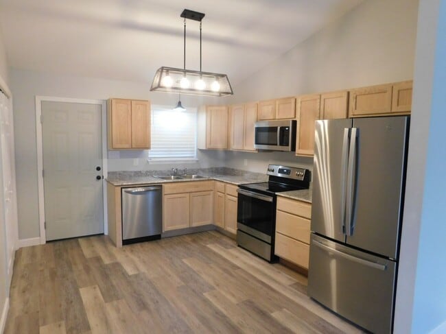 Building Photo - Fully Renovated Modern Duplex