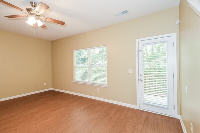 Building Photo - 526 Hill Crest Cir