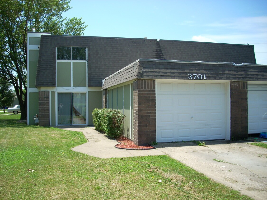 3701 Brush Creek Dr, Lawrence, KS 66047 Townhome Rentals in Lawrence