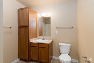3BR, 2BA - 1265SF - Bathroom - Basalt Ridge Apartments