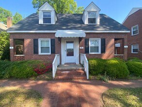 Building Photo - 1408 W Chapel Hill St
