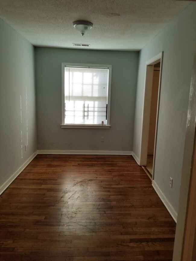 Foto del edificio - 4 Success is now offering this spacious 2 bedroom home.