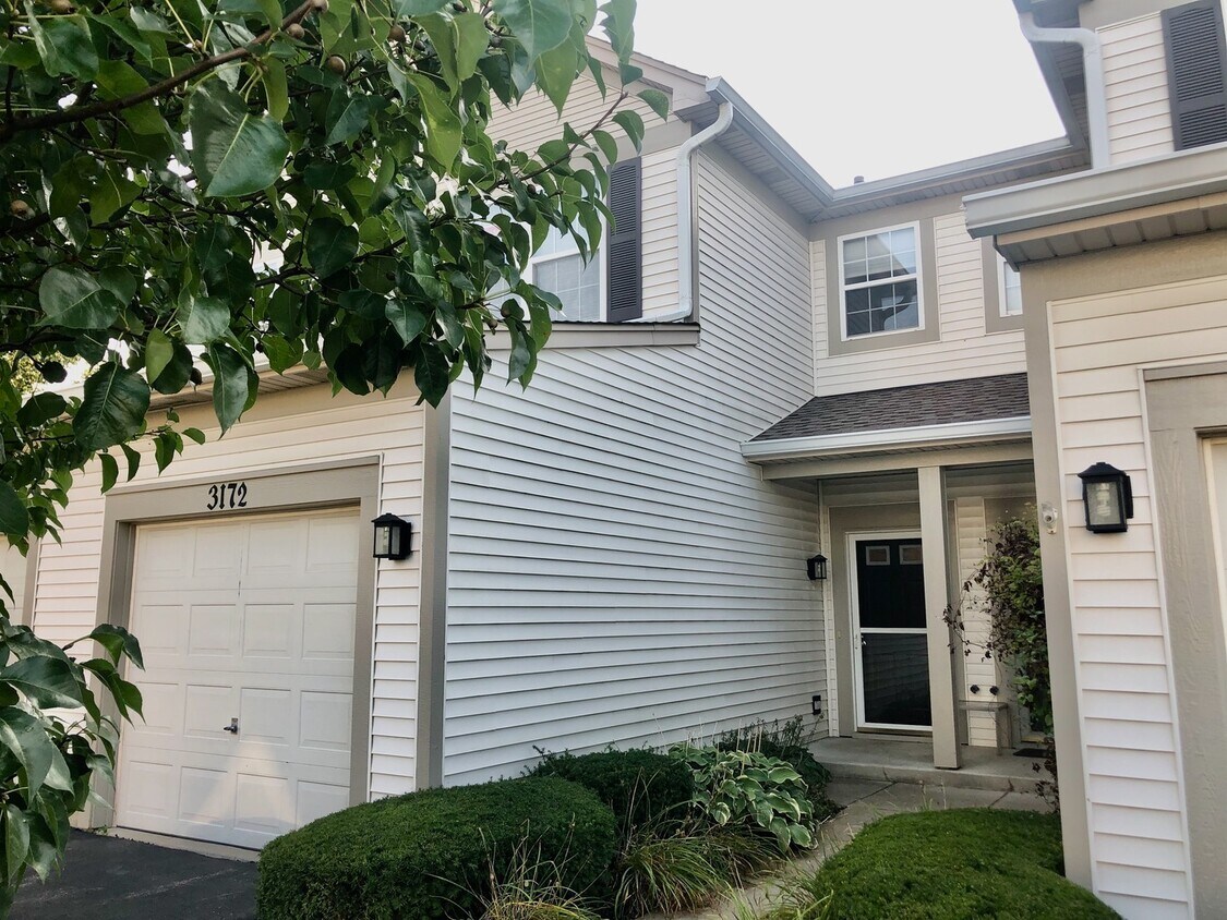 3172 Falling Waters Ln, Lindenhurst, IL 60046 Townhome Rentals in