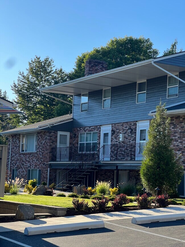 Courtyard on Hogan 2755 NE Hogan Dr Gresham, OR Apartments for Rent