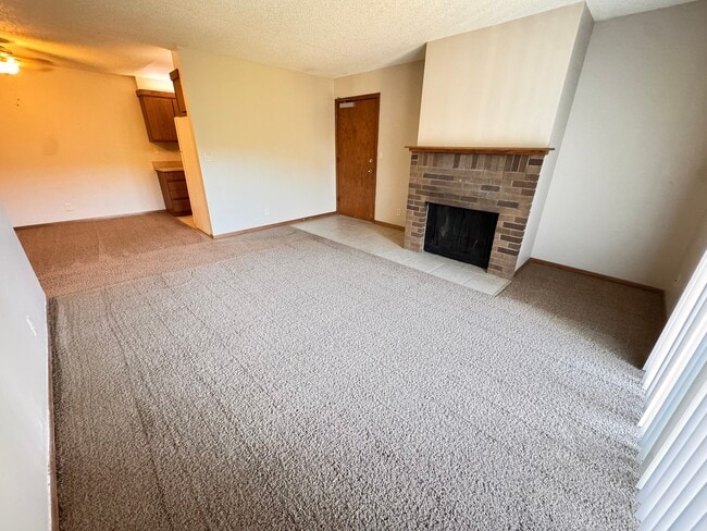 Building Photo - 5010 Emerald Dr
