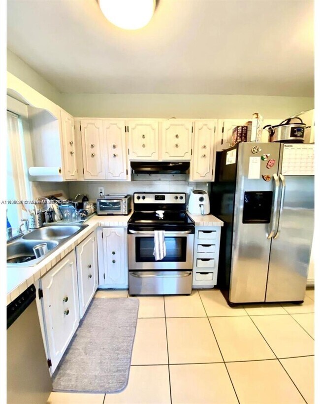 Building Photo - 4850 SW 63rd Ter