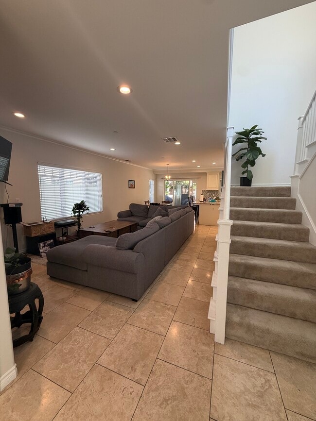 entrance (main floor) - 532 N Francisca Ave
