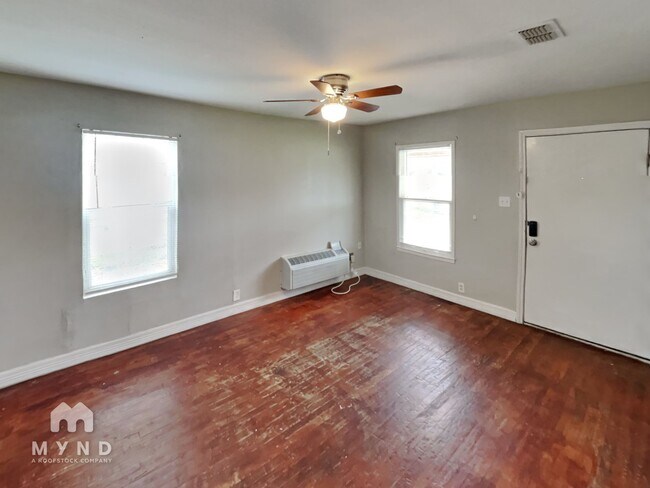 Foto del edificio - 4925 Merrimac St