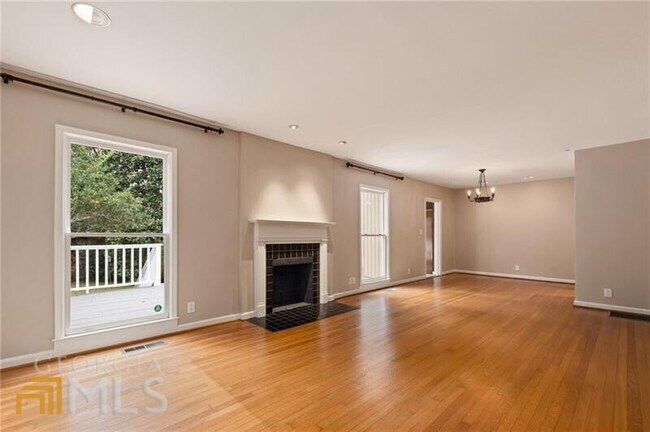 Building Photo - 2041 Fairhaven Cir NE