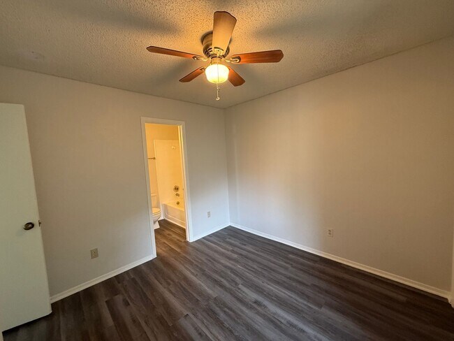 Foto del edificio - 512 Willowbend Cove