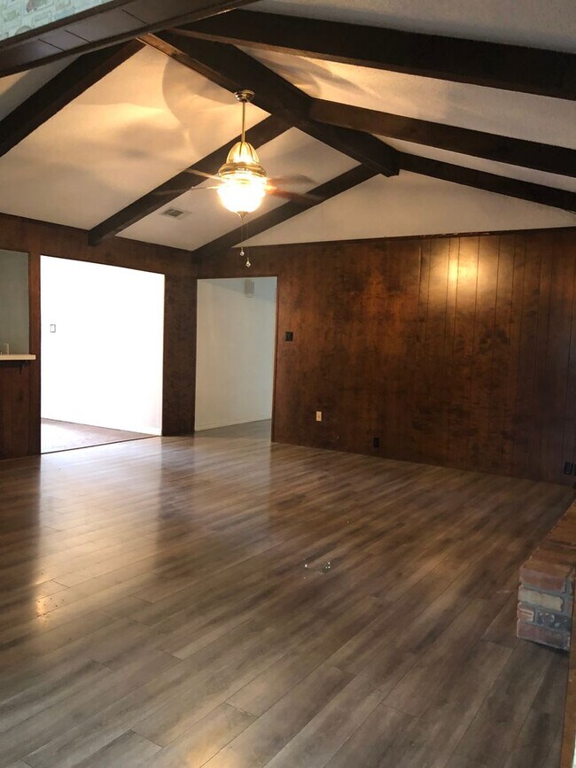 Building Photo - Close to Barksdale Air Force Base....Commu...