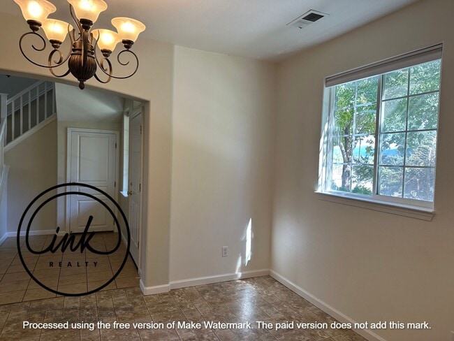 Building Photo - Cute townhome in Minden