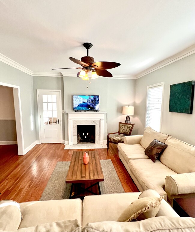 Main entrance living room with door through to office/aux room - 2506 E Woodland Cir