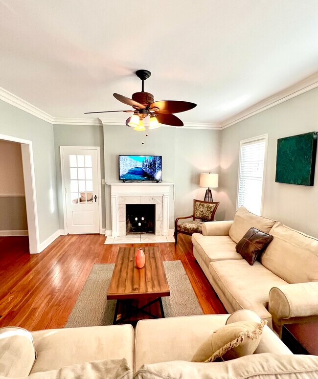 Sala de estar con entrada principal y puerta que comunica con la oficina/habitación auxiliar. - 2506 E Woodland Cir