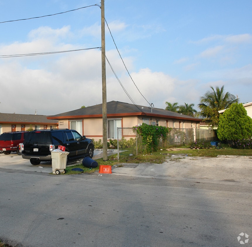 Building Photo - 1443 SW 44th Ave