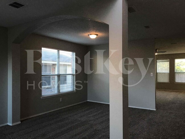 Building Photo - 429 W Clover Park Dr