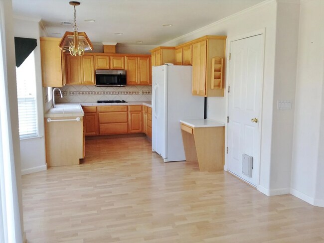 Building Photo - 3 Bedroom Home in Hollister