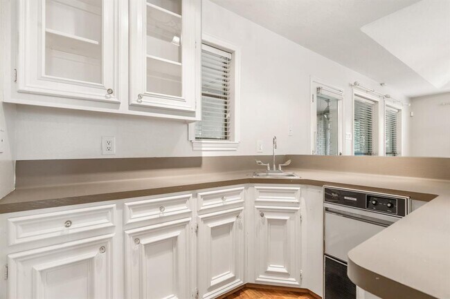 Building Photo - 3127 Lake Island Dr