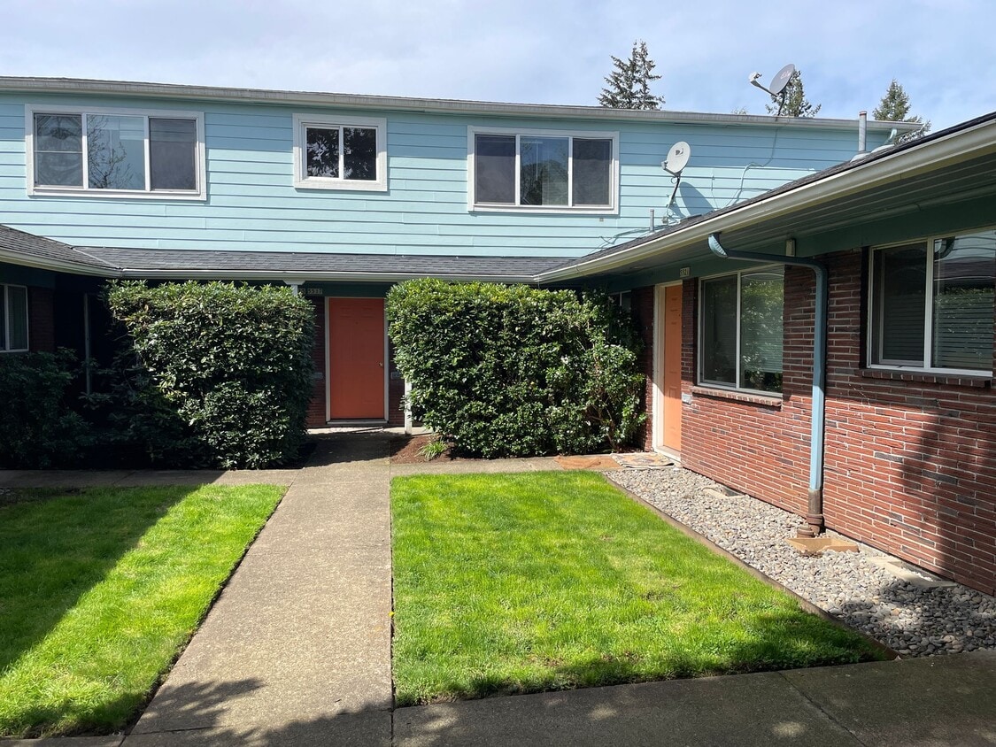 Foto principal - Bottom level 2bed, off street parking, hardwoods, all pets welcome!