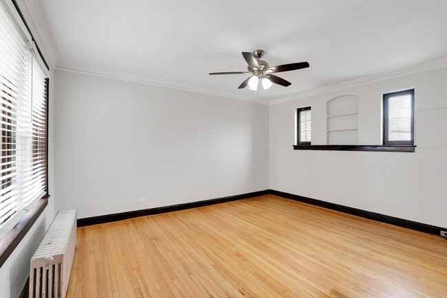 Building Photo - 5544 W Leland Ave