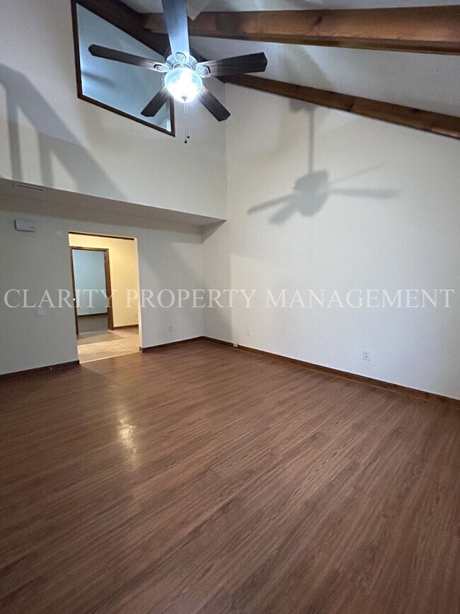 Building Photo - Clean and neat duplex in central Cleveland...