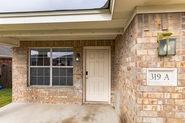 Building Photo - 319 Cedar Ridge Dr