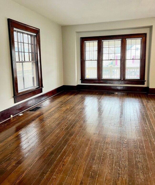 Building Photo - DEPOSIT MOVES YOU IN! No rent due until Ma...