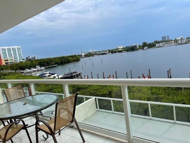 Foto del edificio - 17050 N Bay Rd