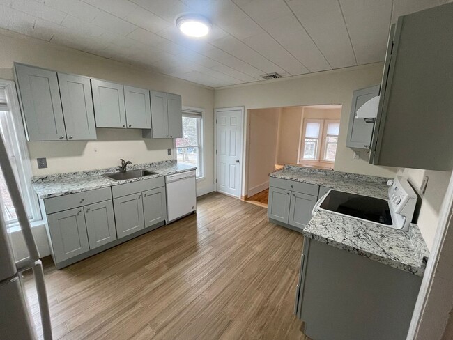 Building Photo - Spacious 3 Bedroom Unit