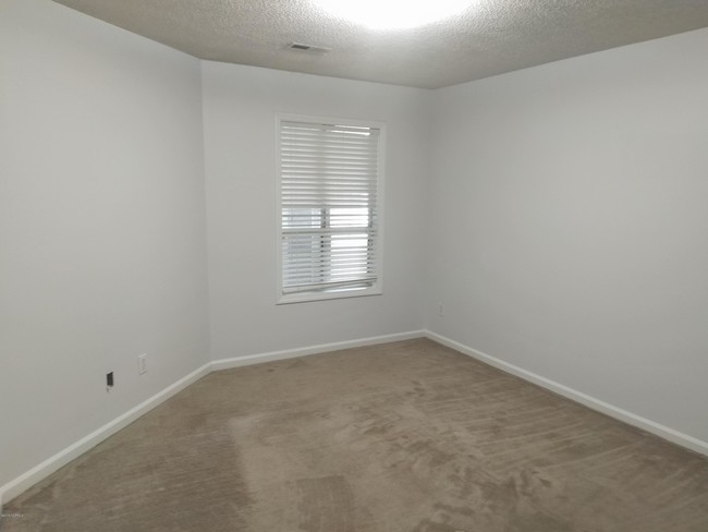 Building Photo - 116 Breezewood Dr