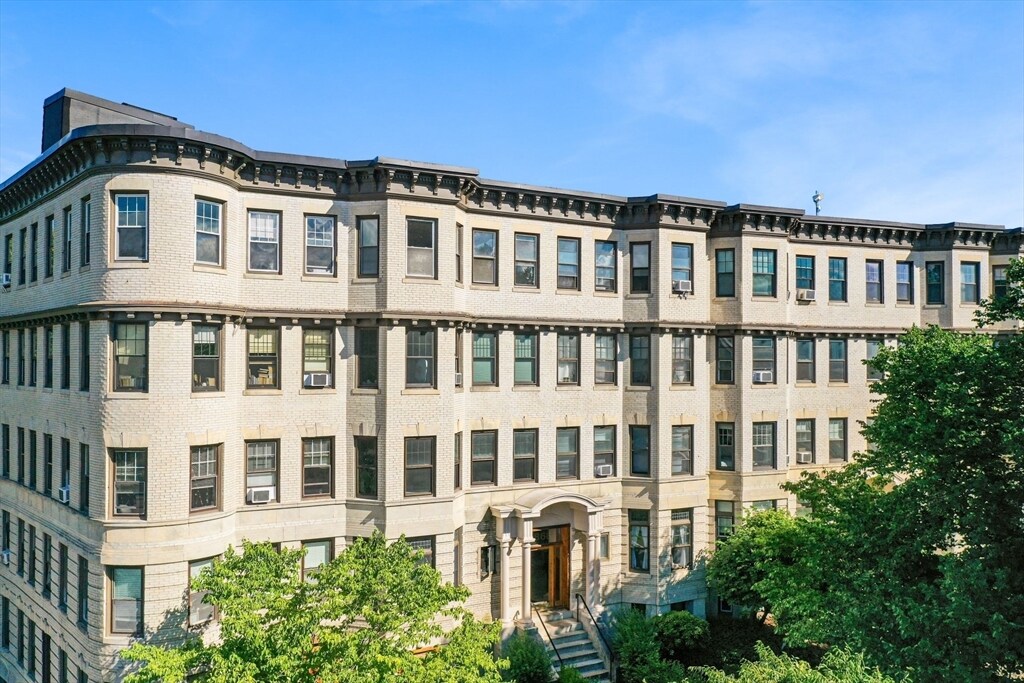 Primary Photo - 1412 Commonwealth Ave
