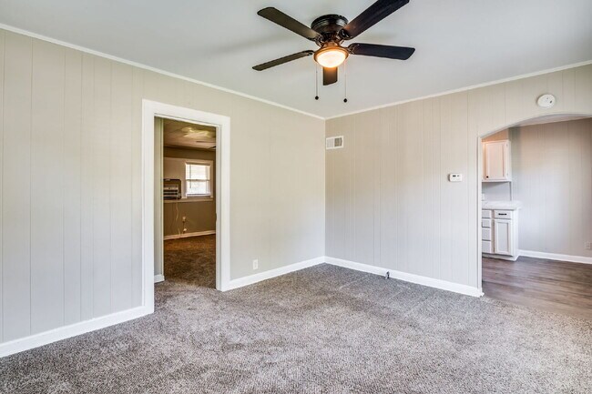 Foto del edificio - Charming 1-Bedroom house in Wichita with large fenced yard and covered Patio