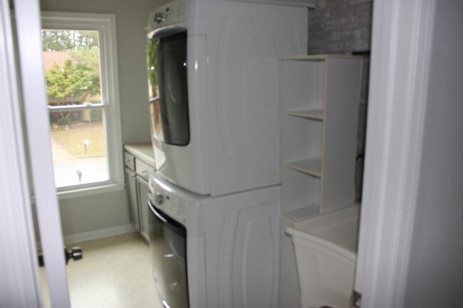 Building Photo - 4180 Pineset Dr