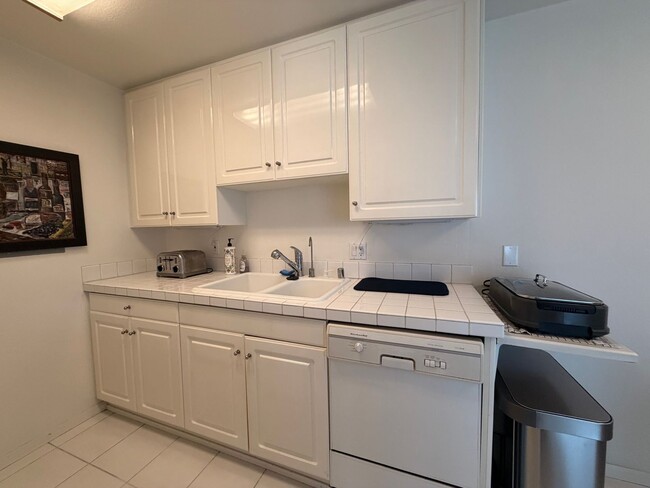 Building Photo - Bright Furnished 1BD in Prime Santa Monica Location w/ Private Balcony