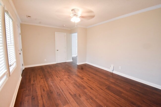 Building Photo - 3 Bedroom 2 Bathroom- Pets Considered