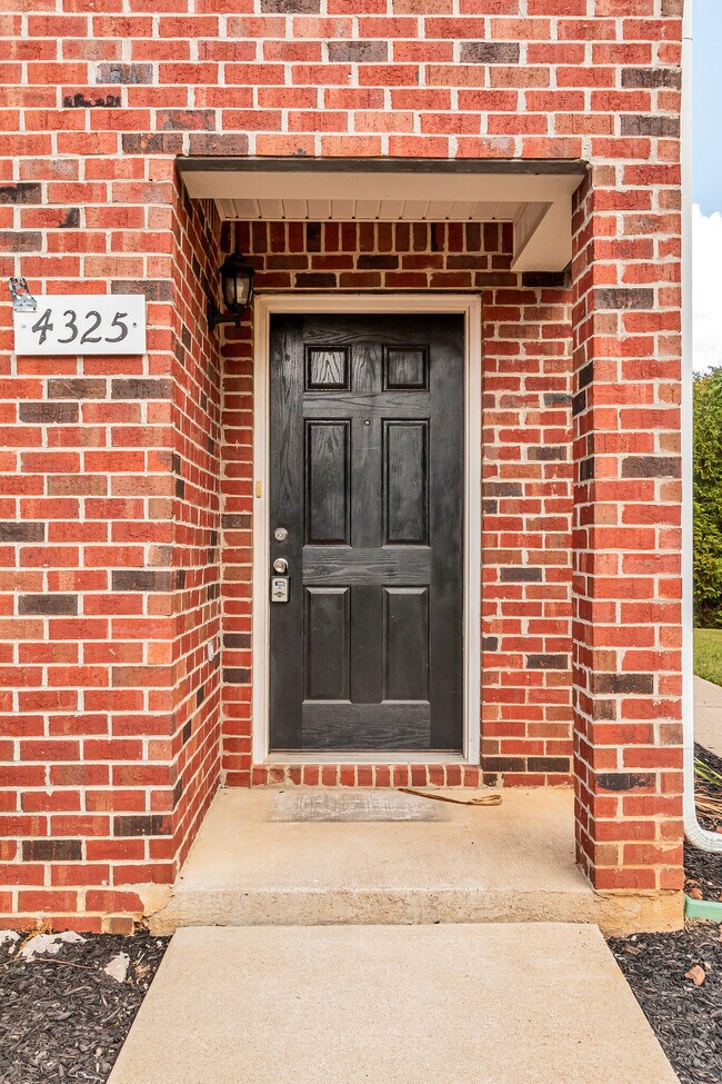 Building Photo - 4325 Aurora Cir