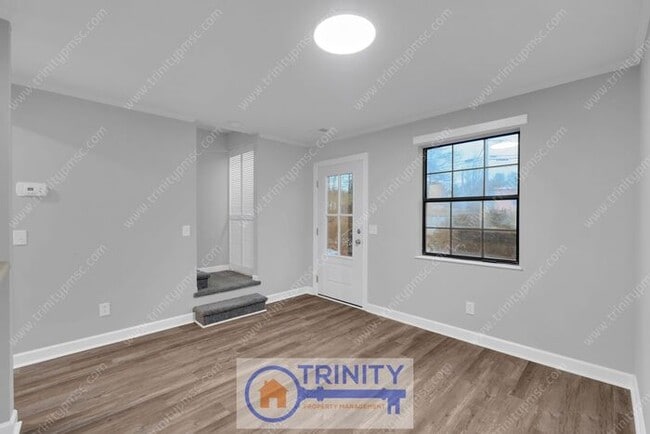 Building Photo - Newly updated and spacious!