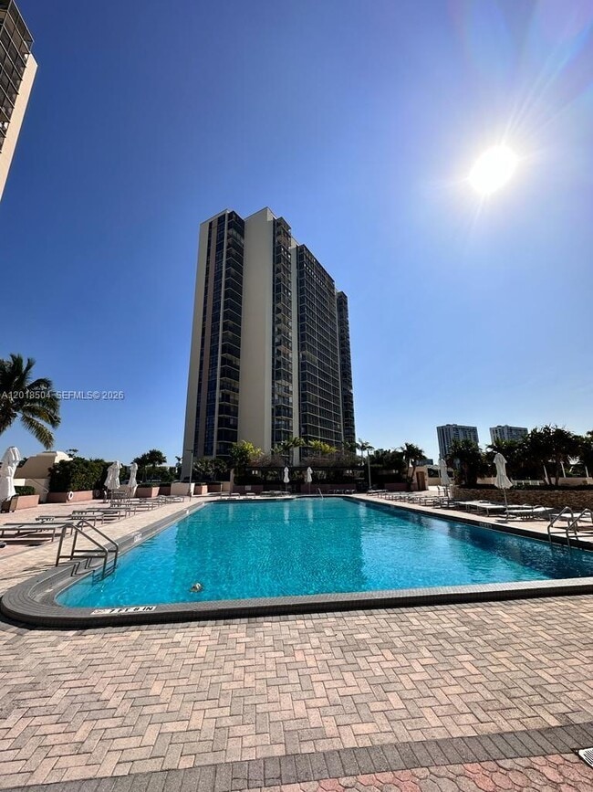 Foto del edificio - 20335 W Country Club Dr