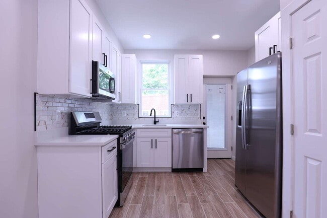 Building Photo - 2039 Rosedale St NE