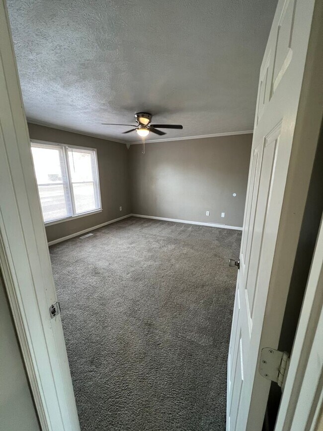 Building Photo - 3 Bedroom Home close to I24