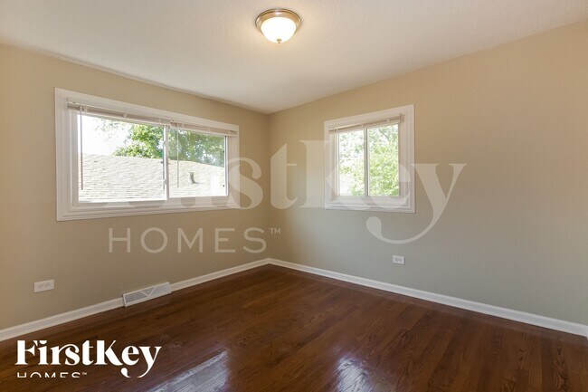 Building Photo - 2108 N Linden Ave