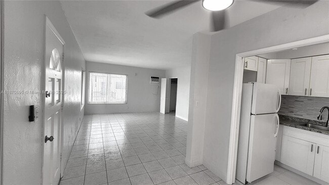 Building Photo - 505 S Ocean Dr