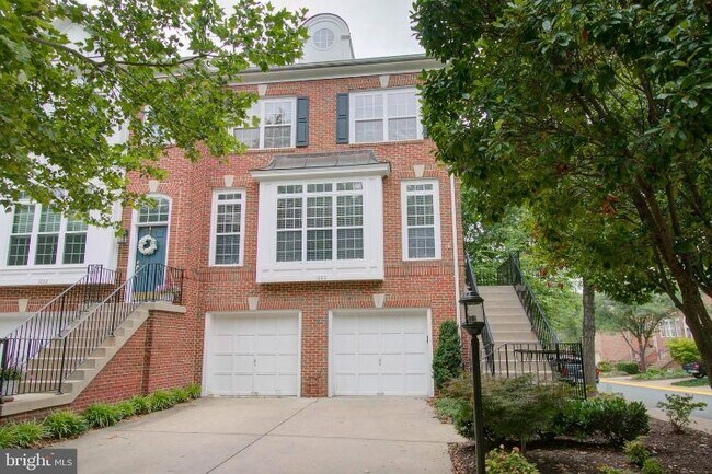 Building Photo - 1880 Crescent Park Dr