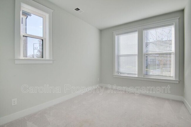 Foto del edificio - 5939 Ardrey Kell Rd
